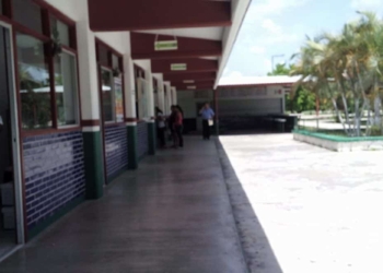 Bachilleratos aplican clásica “mochada” en alumnos de nuevo ingreso