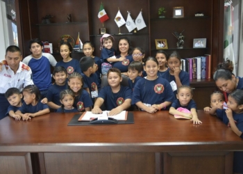 Visitan hijos de bomberos palacio municipal