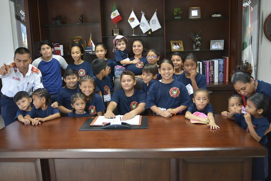 Visitan hijos de bomberos palacio municipal