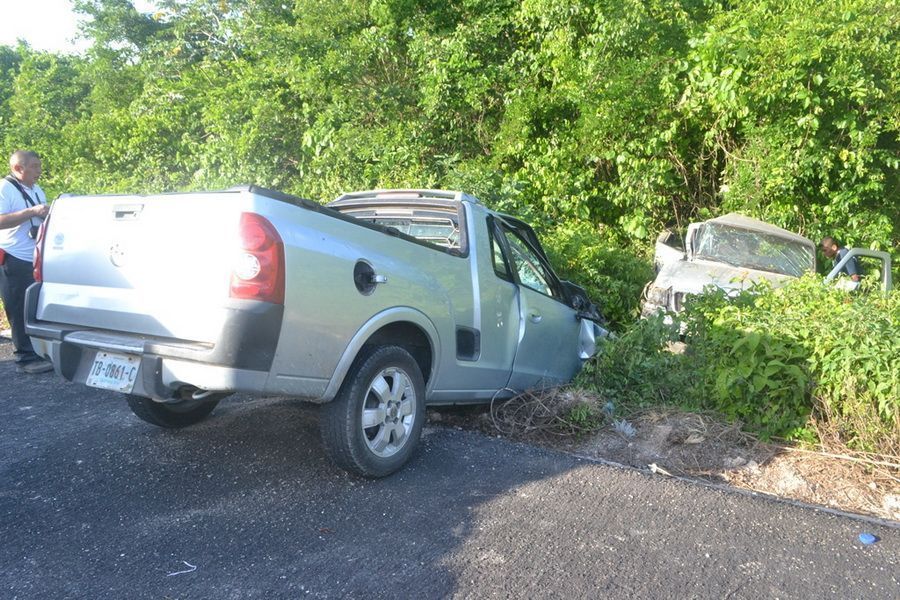 Accidente carretero chocan casi de frente