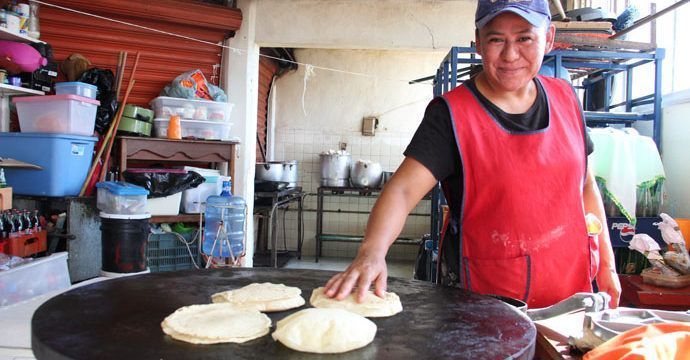 Mujeres salen al quite para mantener a la familia