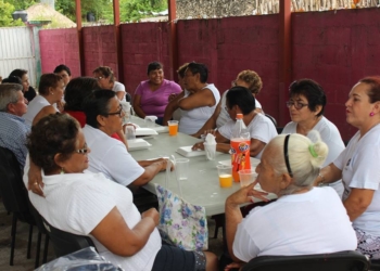 Entrega Dif bacalar, uniformes a abuelitos del taller de tai chi
