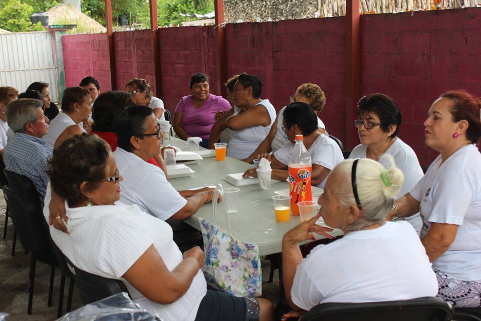 Entrega Dif bacalar, uniformes a abuelitos del taller de tai chi