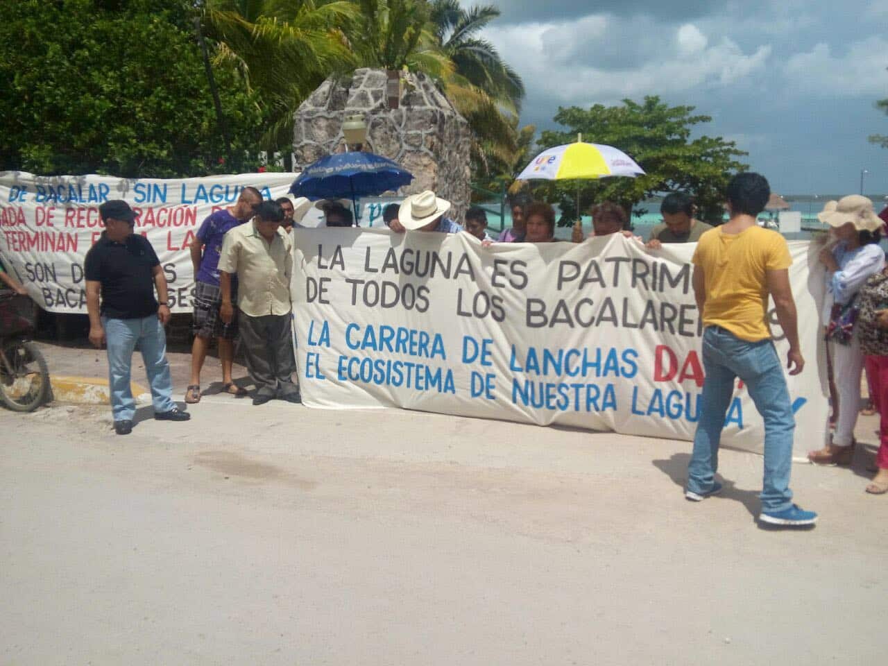 Ambientalistas bacalarenses se manifiestan en contra de carrera de Lanchas