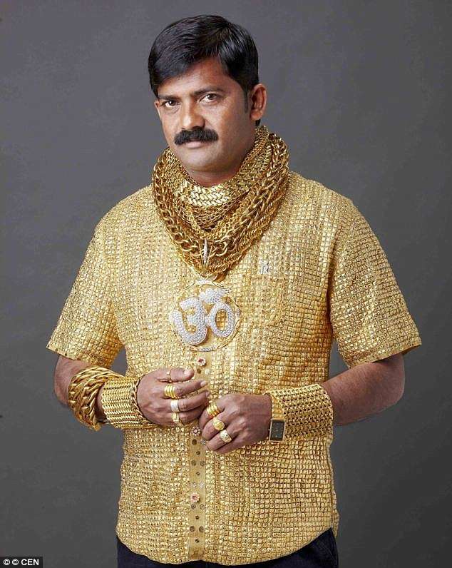 Asesinan al millonario indio famoso por la camisa de oro más cara del mundo