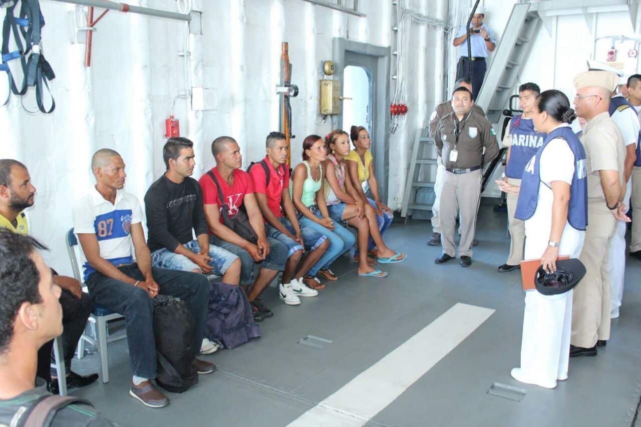 La armada de México auxilia en altamar a 12 náufragos cubanos en Yucatán  