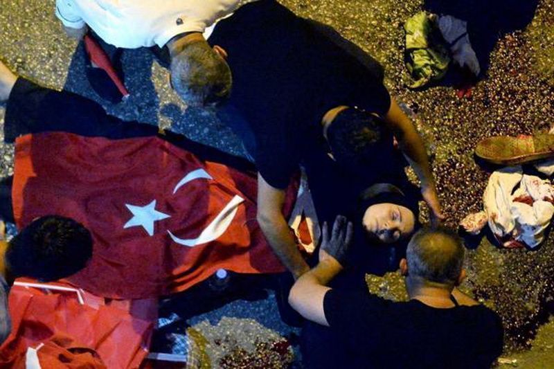 Decenas de muertos y heridos por enfrentamientos en las calles de Ankara y Estambul