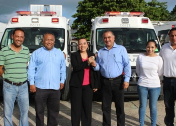 Entregan al Issste-Quintana Roo 6 nuevas ambulancias