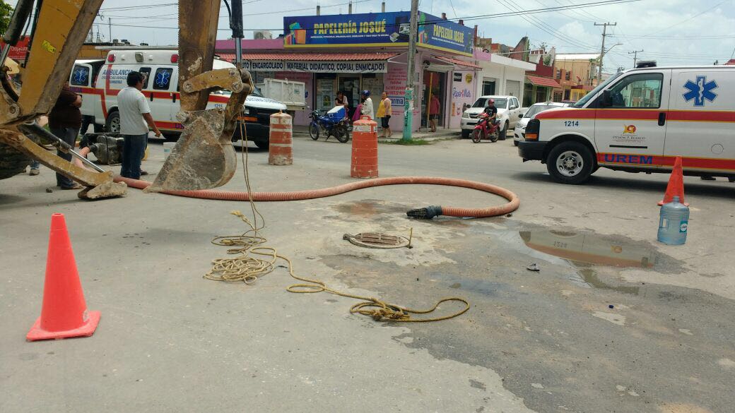 Rescatan a sujeto después de “echarse un clavado” en la alcantarilla