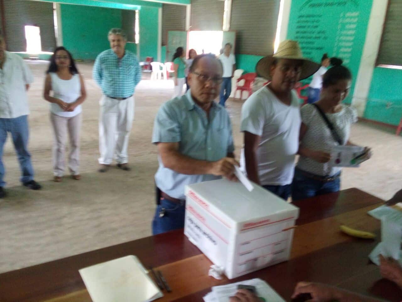 Candidatos a la dirigencia de la CNPR acuden a votar