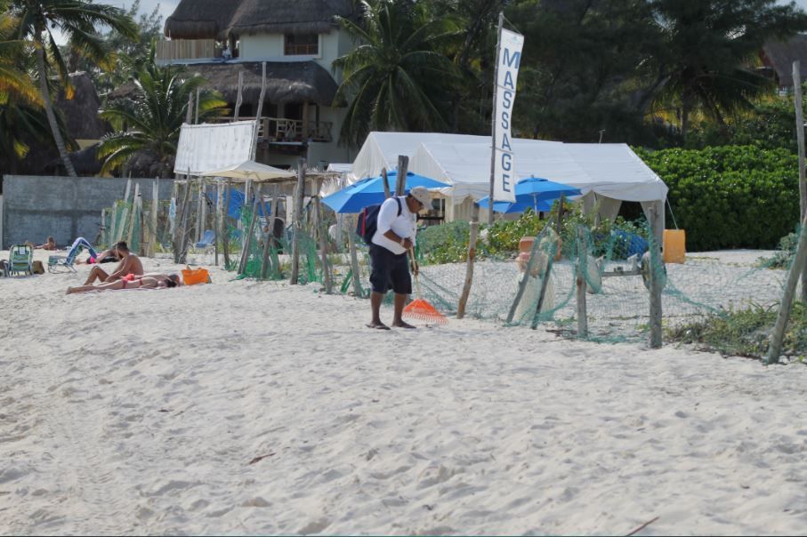 Visitantes disfrutan de playas limpias en Solidaridad