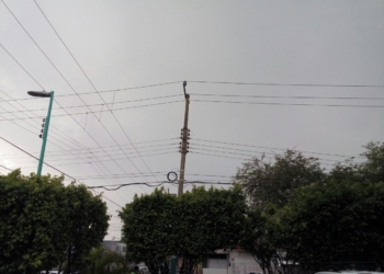 Varios sectores de Chetumal sin electricidad por lluvias y vientos