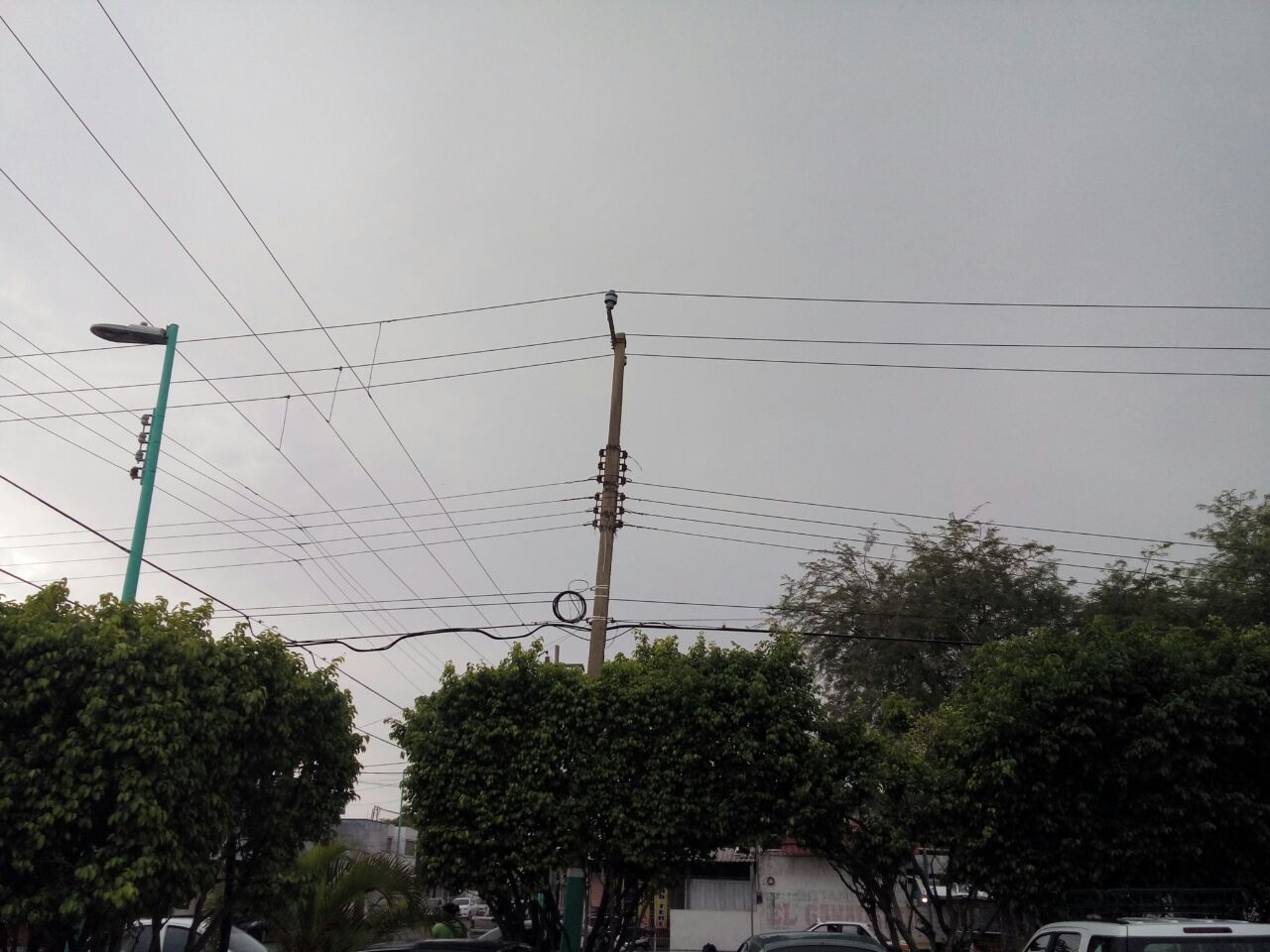 Varios sectores de Chetumal sin electricidad por lluvias y vientos