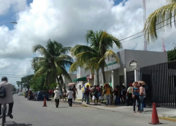 Colonos antorchistas presionan a CFE para dotarlos de energía eléctrica