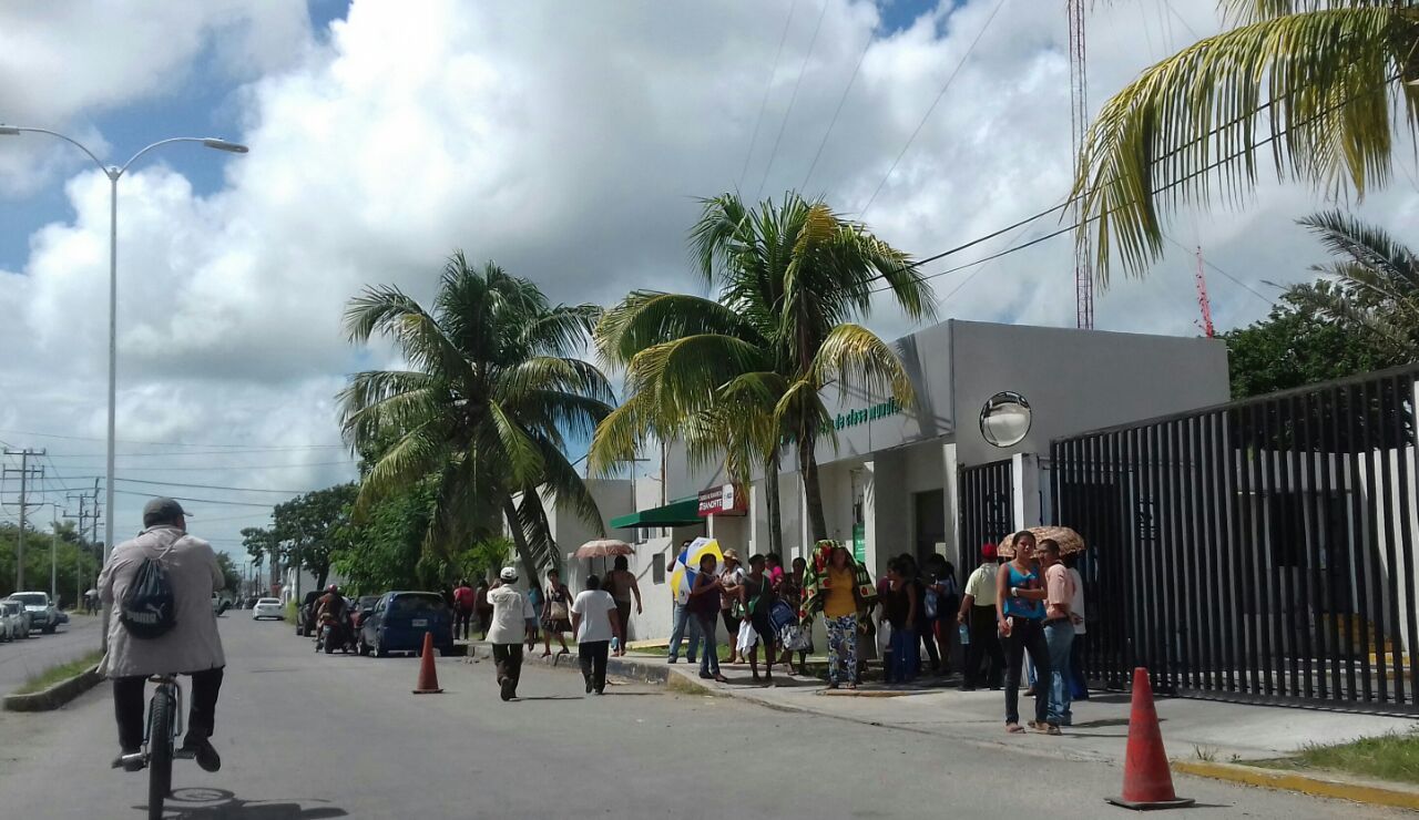 Colonos antorchistas presionan a CFE para dotarlos de energía eléctrica