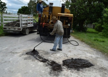 Continúa con programa de bacheo en Bacalar