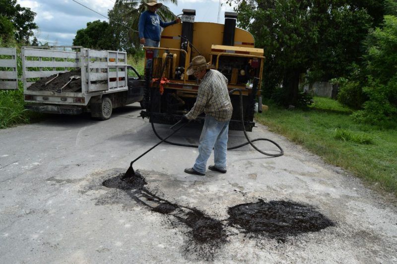 Continúa con programa de bacheo en Bacalar