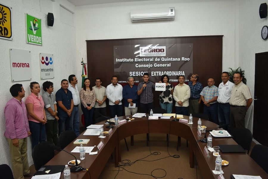 Premian a ganadores del nuevo logotipo que identificará al IEQROO