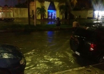 Intenso aguacero ahoga Chetumal