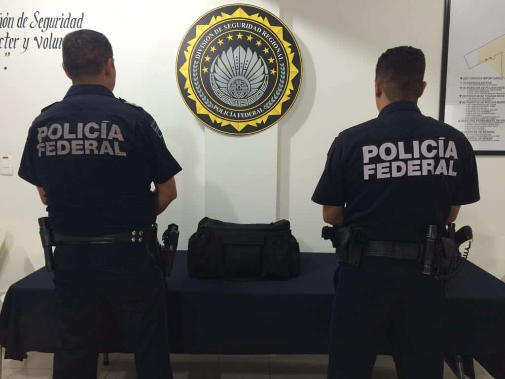 Aseguran a sujeto con 26 mil dólares y 350 mil pesos en Aeropuerto de Cancún