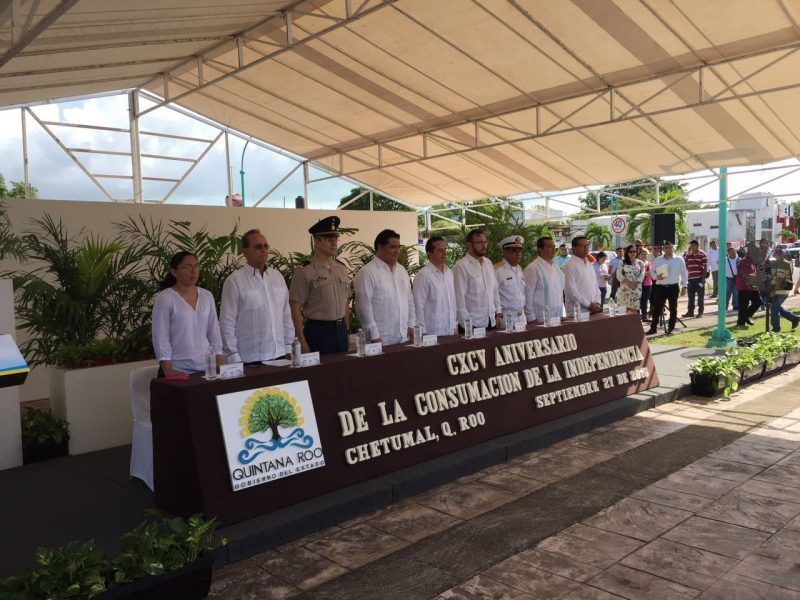 Encabeza Carlos Joaquín su primer acto cívico