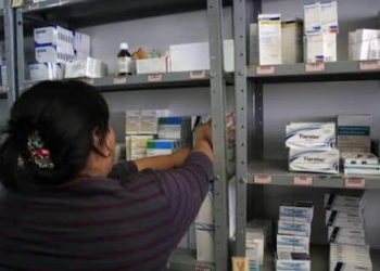 Corren a tres por cobrar servicios del Seguro Popular