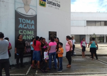 Padres de familia insisten en destitución de profesora