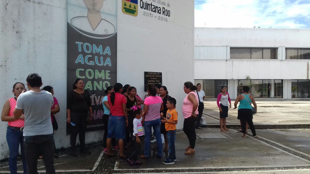 Padres de familia insisten en destitución de profesora