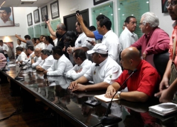Taxistas declaran guerra contra UBER; piden respaldo del Congreso