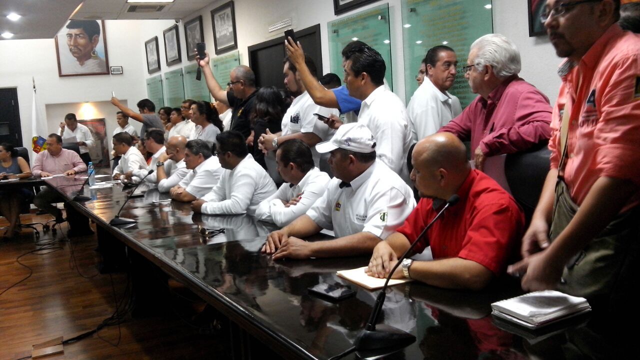 Taxistas declaran guerra contra UBER; piden respaldo del Congreso