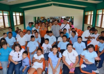 Convive Alexks Syntek con estudiantes especiales