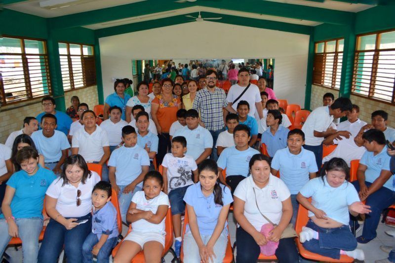 Convive Alexks Syntek con estudiantes especiales