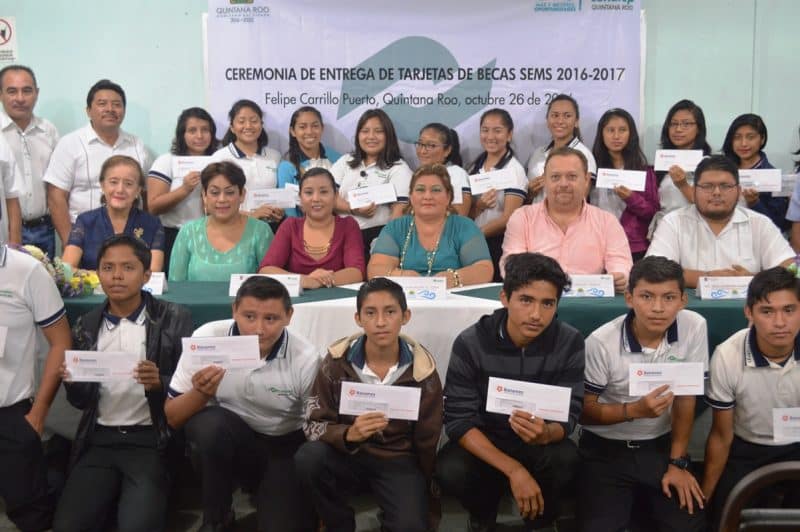 Atestigua Presidenta municipal la entrega de tarjetas de becas de educación media superior
