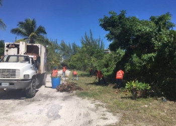Lleva Ayuntamiento de Isla Mujeres brigadas de limpieza a Punta Sam
