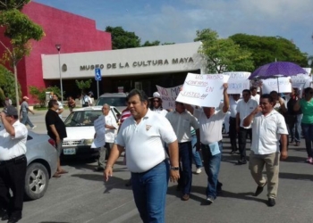 Taxistas marchan en Chetumal