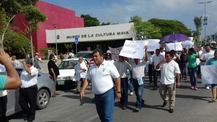 Taxistas marchan en Chetumal
