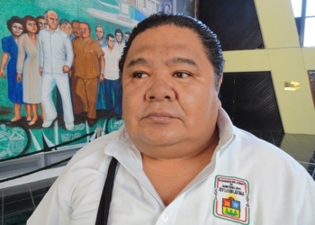 Abuchean al panista Mario Baeza en asamblea sindical, quiso sacar raja política