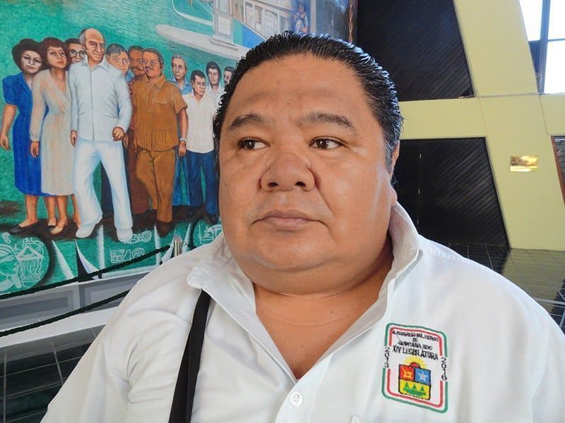 Abuchean al panista Mario Baeza en asamblea sindical, quiso sacar raja política