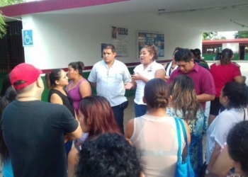 Adultos regresan a la escuela para aprender a solucionar problemas de sus hijos