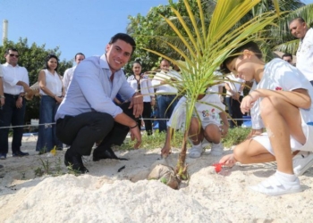 Remberto Estrada pone en marcha programa de nueva imagen de las playas de Cancún