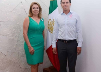 Presenta Remberto Estrada a la sra. Elvia barba como presidenta honoraria del Dif Benito Juárez