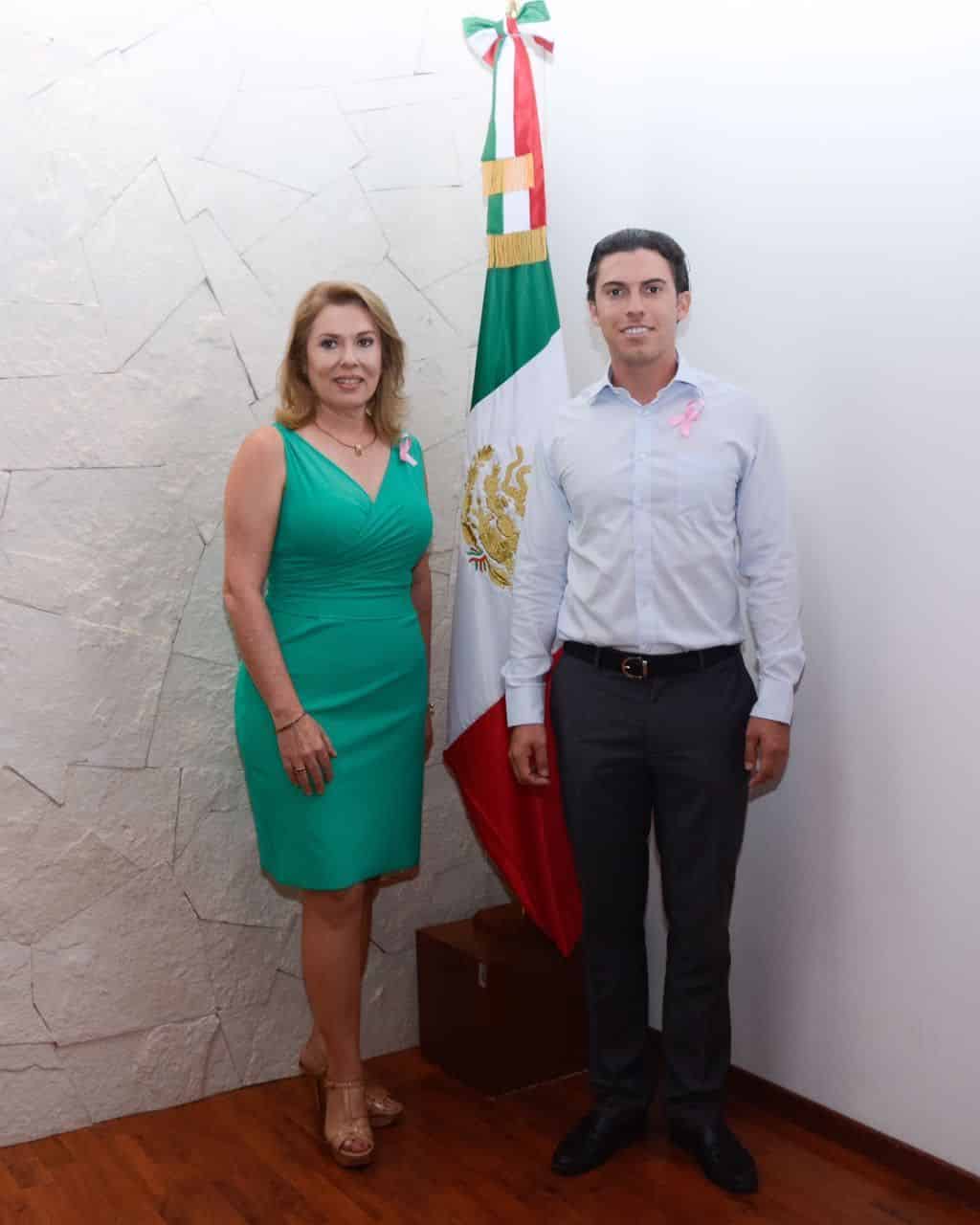 Presenta Remberto Estrada a la sra. Elvia barba como presidenta honoraria del Dif Benito Juárez