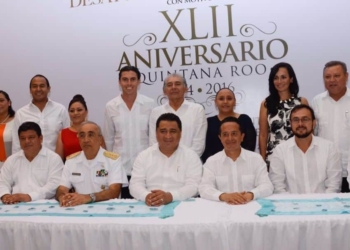 Asiste Remberto Estrada a la Celebración del XLII Aniversario de la creación del Estado De Quintana Roo