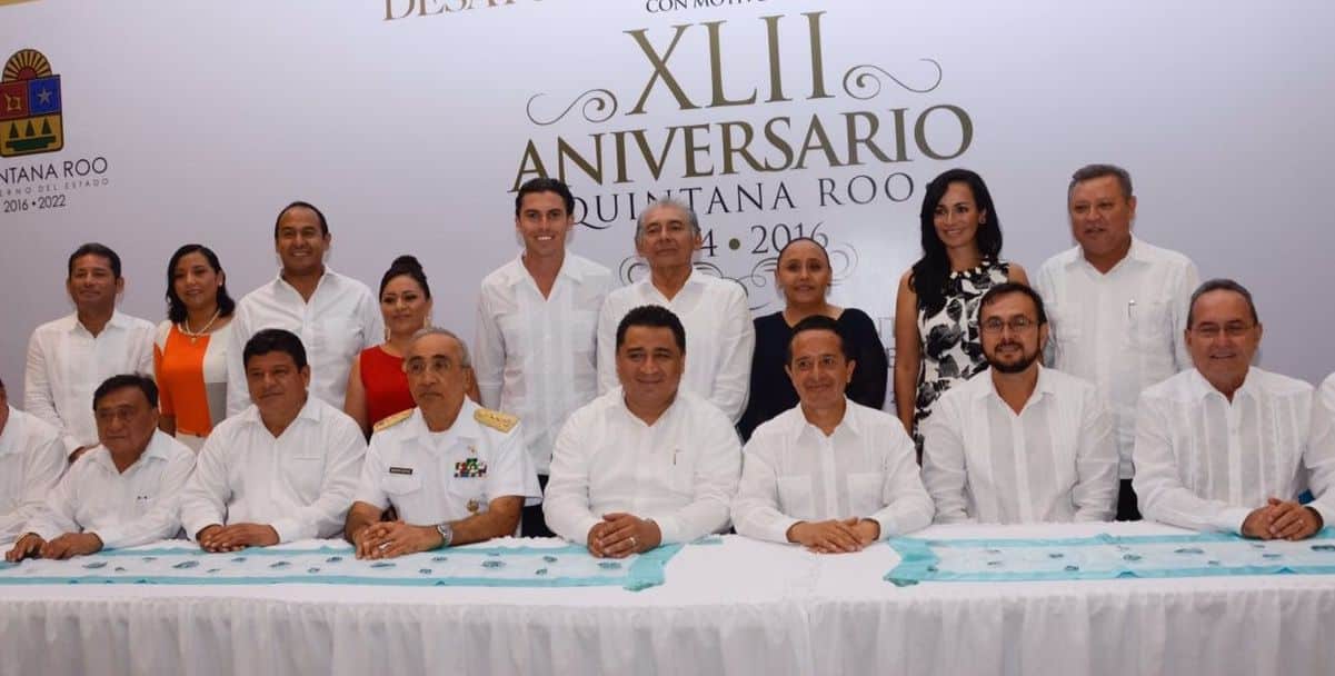 Asiste Remberto Estrada a la Celebración del XLII Aniversario de la creación del Estado De Quintana Roo