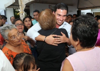 Garantiza Remberto Estrada respaldo a mujeres y jefas de familia