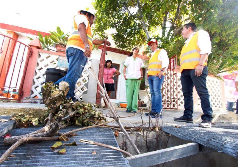 Supervisa el presidente Juan Carrillo mejoras en el alcantarillado de Isla Mujeres