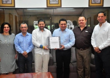 Teqroo entrega al Congreso del Estado proyecto de presupuesto para 2017