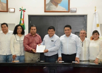 Entrega Luis Torres Ley de Ingresos de OPB al Congreso del Estado