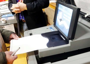 Hillary Clinton vota en Nueva York y confía en su victoria electoral