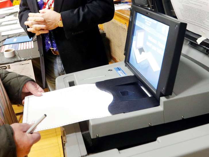 Hillary Clinton vota en Nueva York y confía en su victoria electoral